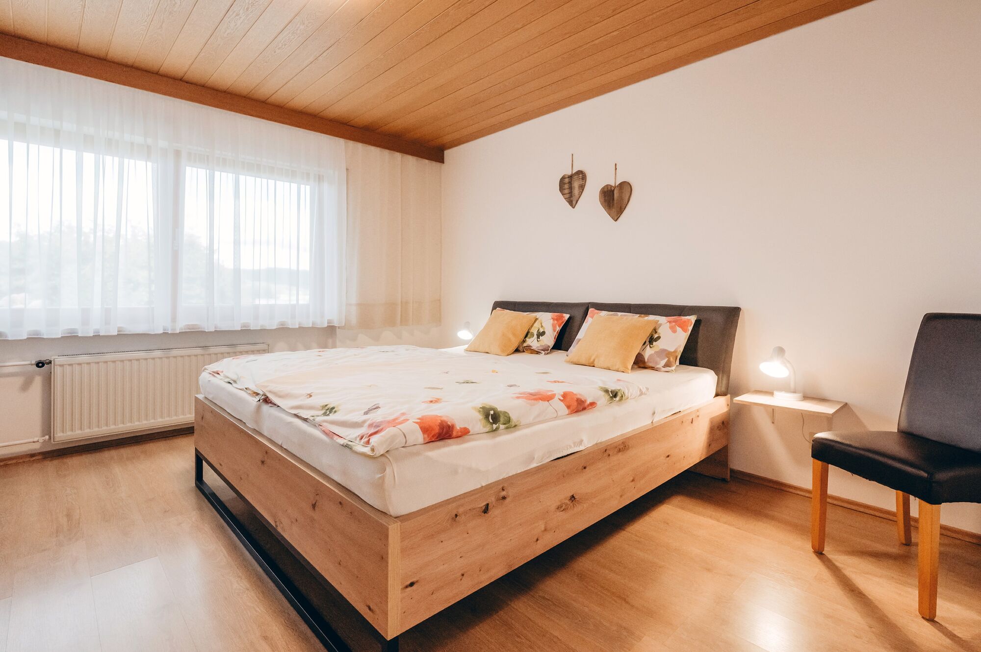 Schlafzimmer mit Schreibtisch und smart TV. Schlafzimmer mit Schreibtisch und smart TV.