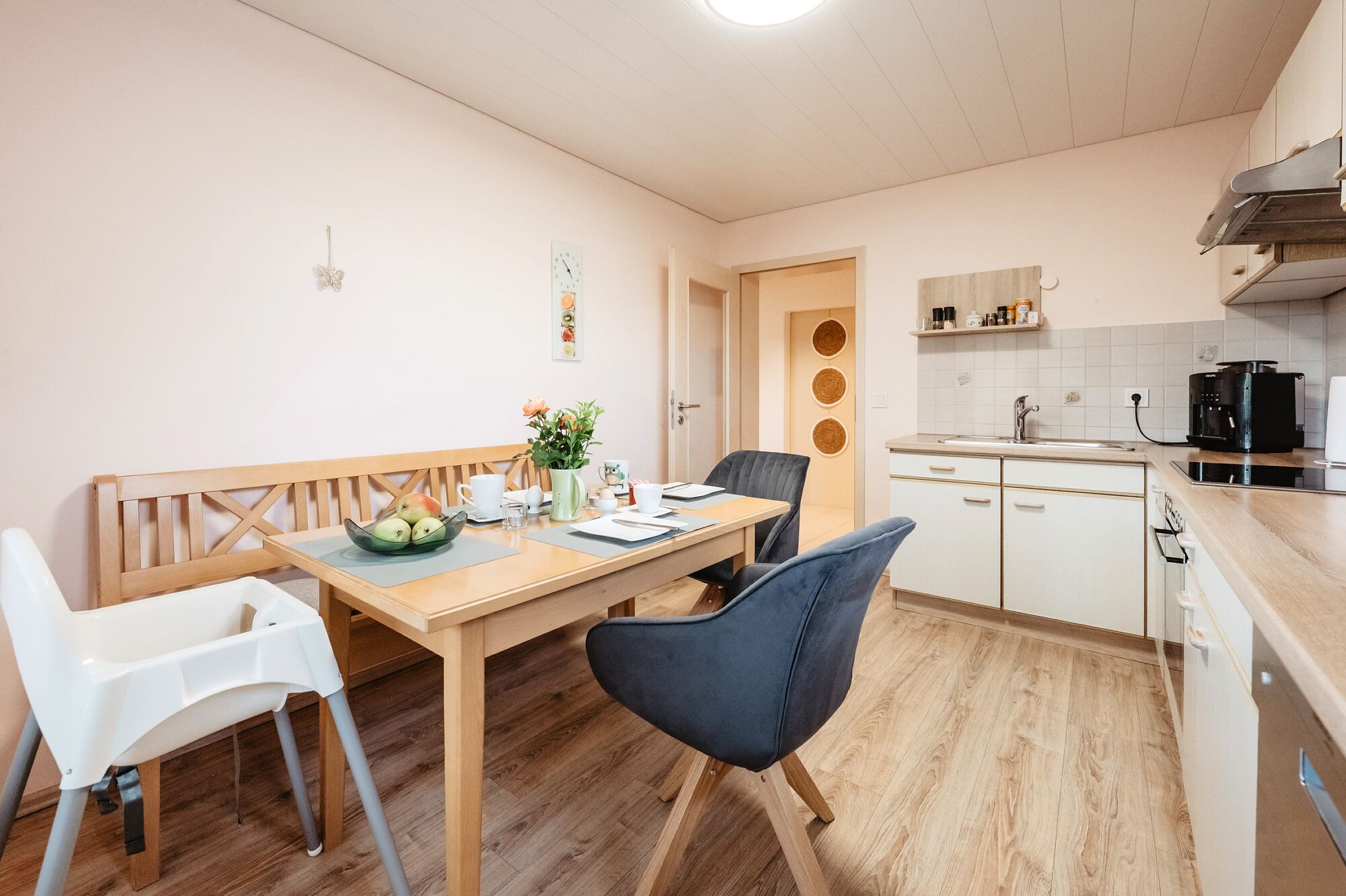 Küche mit sämtlichem Geschirr, Microwelle, Kaffeeautomat, Kühlschrank mit Gefrierfach, Herd mit Backrohr! Küche mit sämtlichem Geschirr, Microwelle, Kaffeeautomat, Kühlschrank mit Gefrierfach, Herd mit Backrohr!