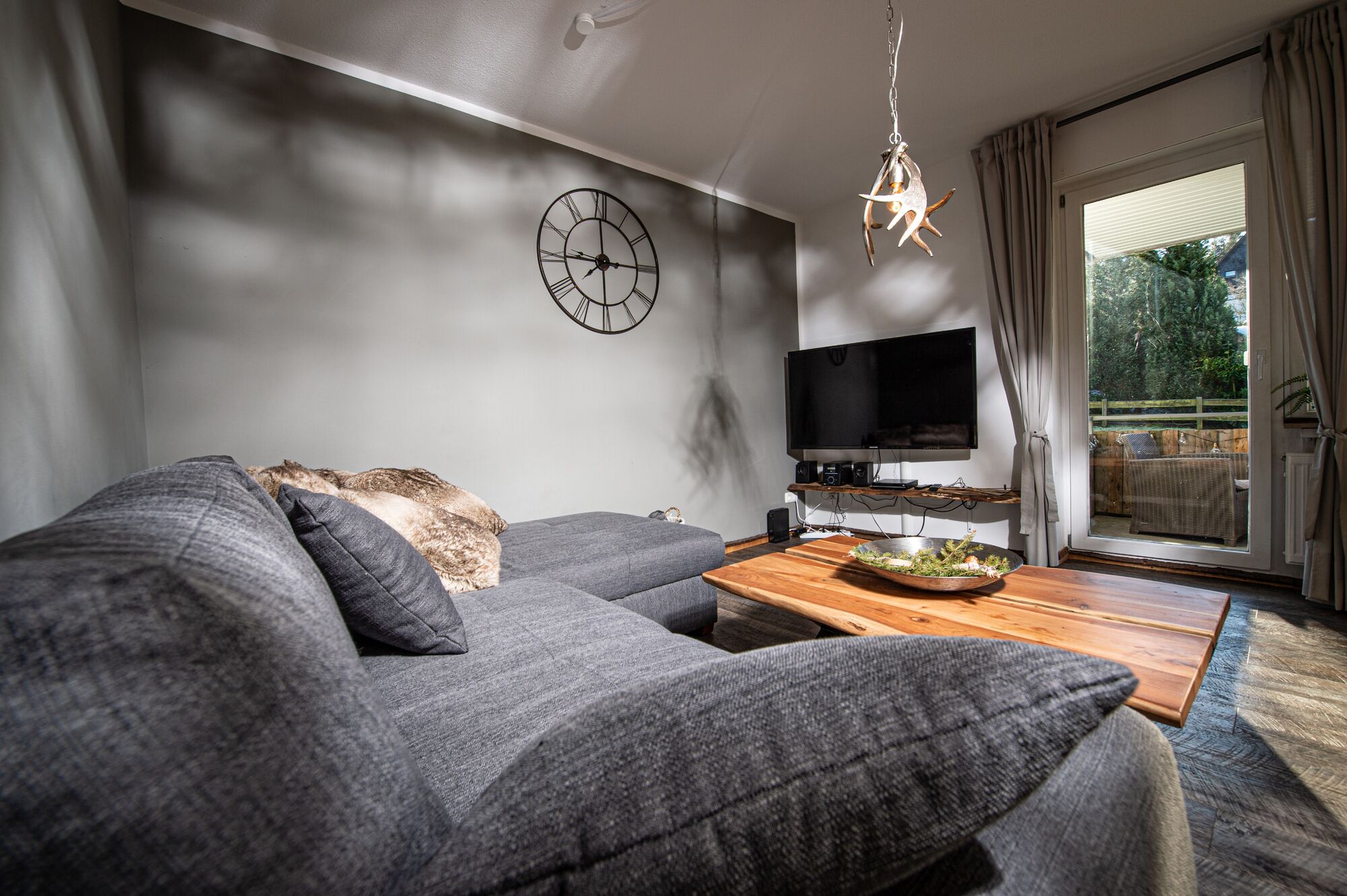 Ein 55 Zoll Tv, Xbox für die Kinder, DVD Player und eine Musikanlage lassen keine Wünsche offen Ein 55 Zoll Tv, Xbox für die Kinder, DVD Player und eine Musikanlage lassen keine Wünsche offen