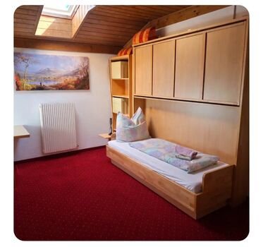 Ein Einzelbett, das bei Bedarf oben ausziehbar ist und dann als Stockbett genutzt werden kann. Ein Einzelbett, das bei Bedarf oben ausziehbar ist und dann als Stockbett genutzt werden kann.
