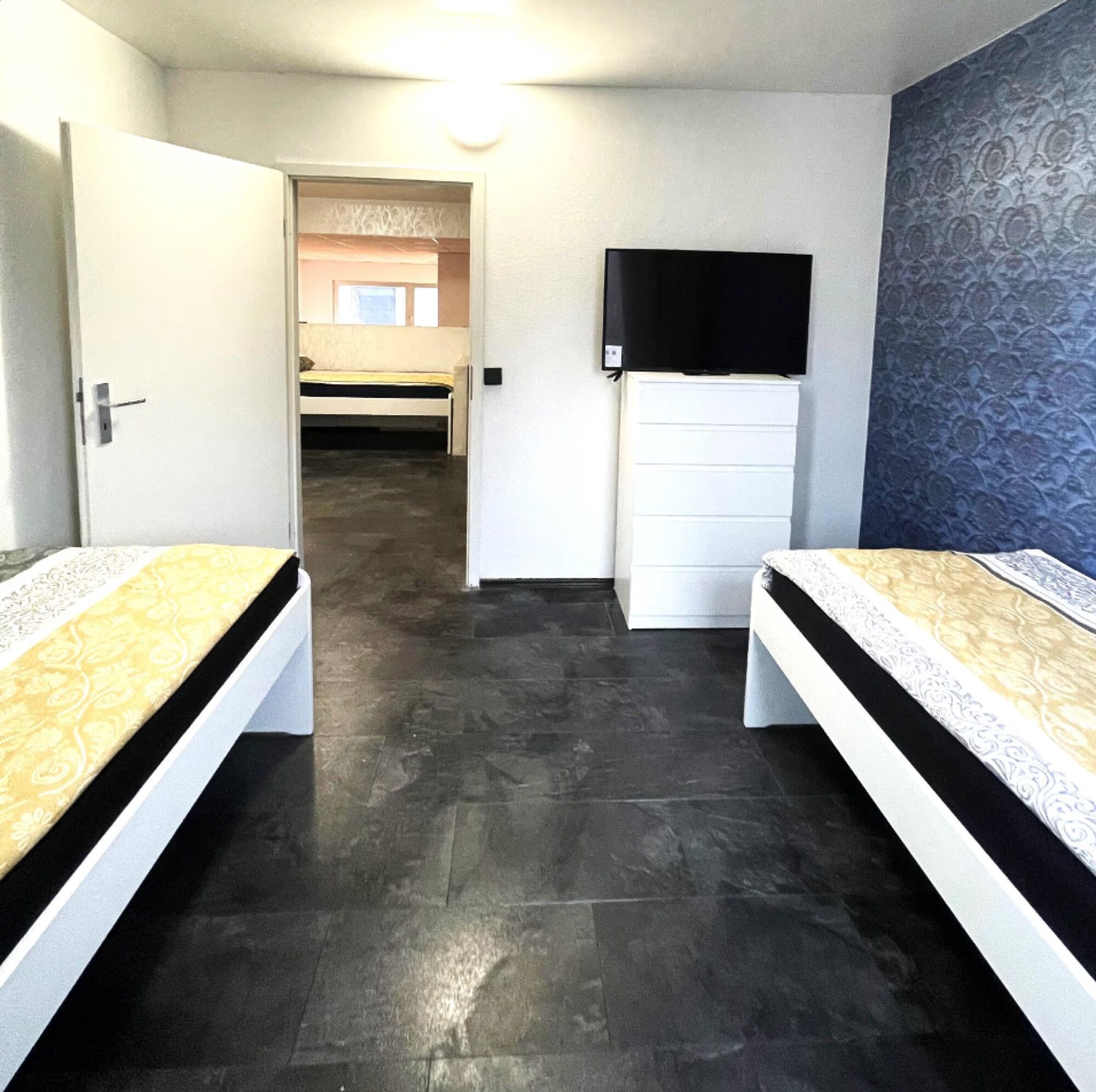 Helles Schlafzimmer mit komfortablem Bett, Sitzecke und modernem Design – ideal für lange Aufenthalte. #VonVImmoServiceUG #Schlafzimmer #KomfortabelWohnen #Lichtdurchflutet #Entspannen #Duisburg Helles Schlafzimmer mit komfortablem Bett, Sitzecke und modernem Design – ideal für lange Aufenthalte. #VonVImmoServiceUG #Schlafzimmer #KomfortabelWohnen #Lichtdurchflutet #Entspannen #Duisburg