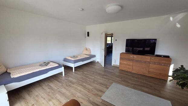 Einfamilienhaus bis 10 Personen - Wohnzimmer mit zwei Einzelbetten Einfamilienhaus bis 10 Personen - Wohnzimmer mit zwei Einzelbetten