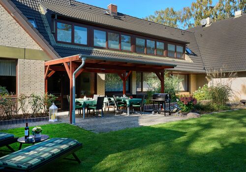 Überdachte Außenterrasse mit Grill. Überdachte Außenterrasse mit Grill.