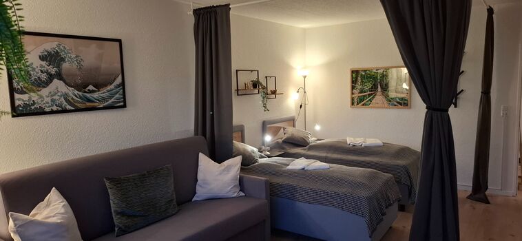 trennbares Wohn- und Schlafzimmer mit zwei Hotel-Boxspringbetten (zusammenschiebbar) sowie einer großen 160x200cm großen Schlafcouch. Davor der 55` große SmartTV trennbares Wohn- und Schlafzimmer mit zwei Hotel-Boxspringbetten (zusammenschiebbar) sowie einer großen 160x200cm großen Schlafcouch. Davor der 55` große SmartTV
