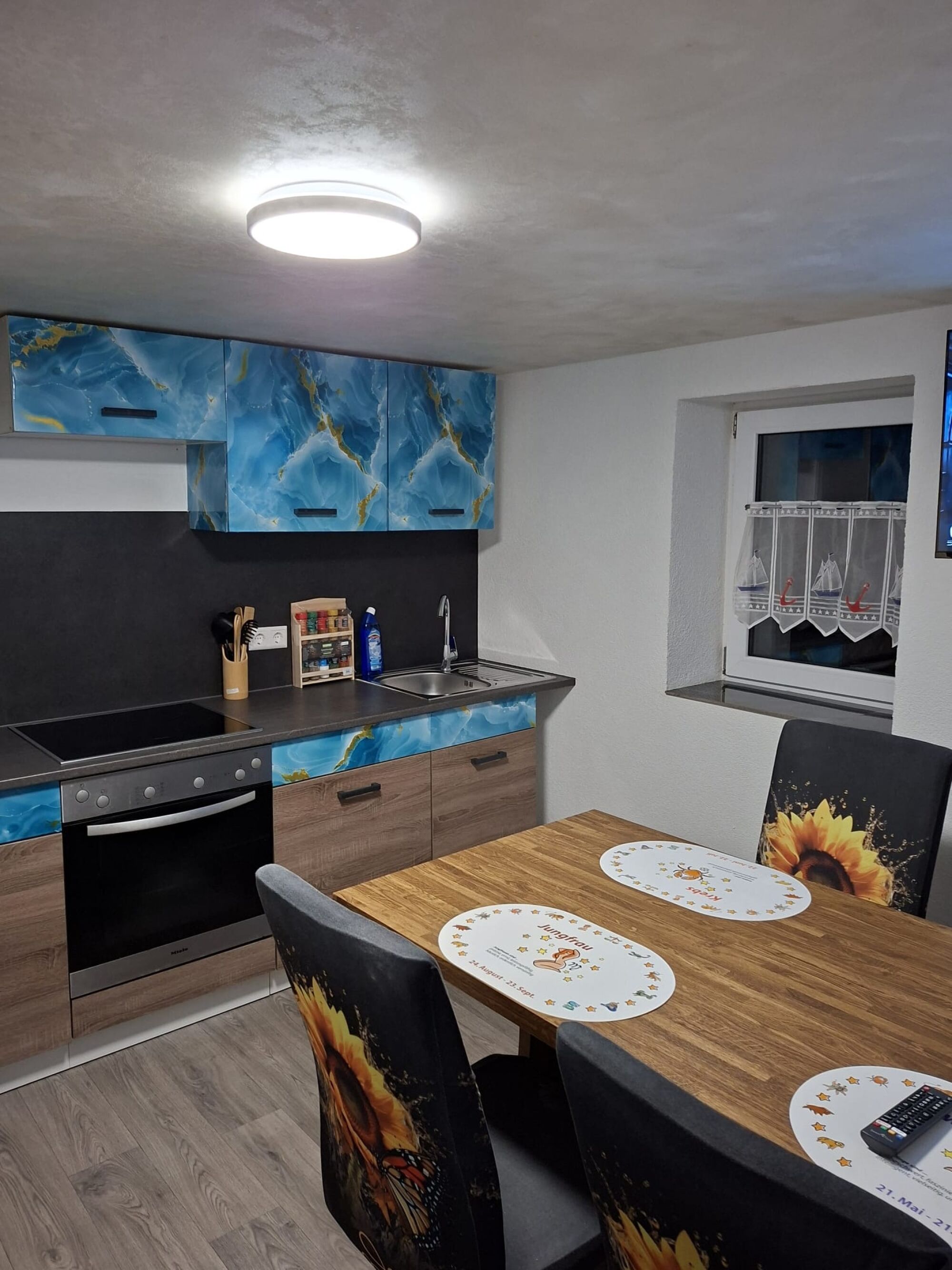 Küche mit Essecke Küche mit Essecke