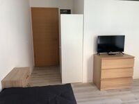 Fernseher und Kleiderschrank in jedem Zimmer Fernseher und Kleiderschrank in jedem Zimmer