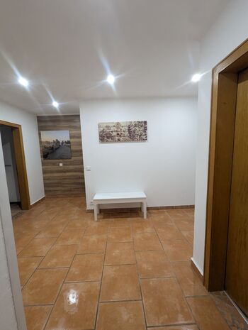 Garderobe mit Sitzmöglichkeiten Garderobe mit Sitzmöglichkeiten