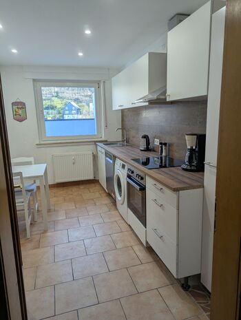 Große Küche mit Durchreiche auf die Terasse Große Küche mit Durchreiche auf die Terasse