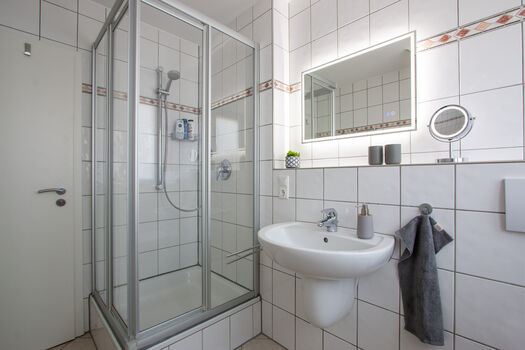 Geräumiges Tageslicht-Bad mit Dusche Geräumiges Tageslicht-Bad mit Dusche