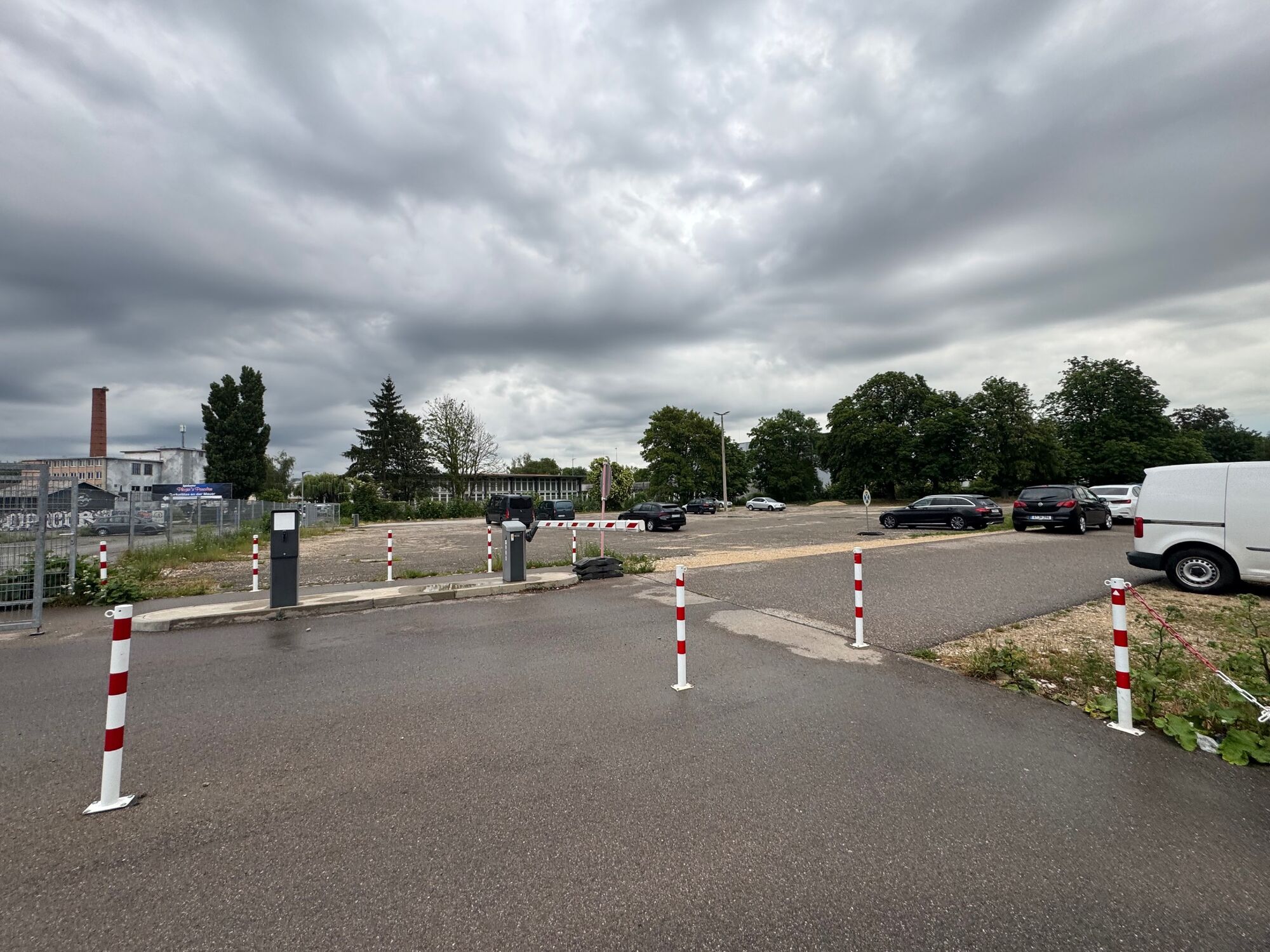 30 Parkplätze Für PKW,Transporter, LKW 30 Parkplätze Für PKW,Transporter, LKW