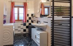 Bad Attelblick mit Dusche, WC, Urinal, Waschmaschine Bad Attelblick mit Dusche, WC, Urinal, Waschmaschine