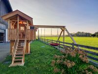 Spielehaus mit Schaukeln, Rutsche Spielehaus mit Schaukeln, Rutsche