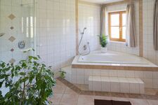 Großes Bad, WC, Dusche, Wanne 1. OG Zellbachblick Großes Bad, WC, Dusche, Wanne 1. OG Zellbachblick