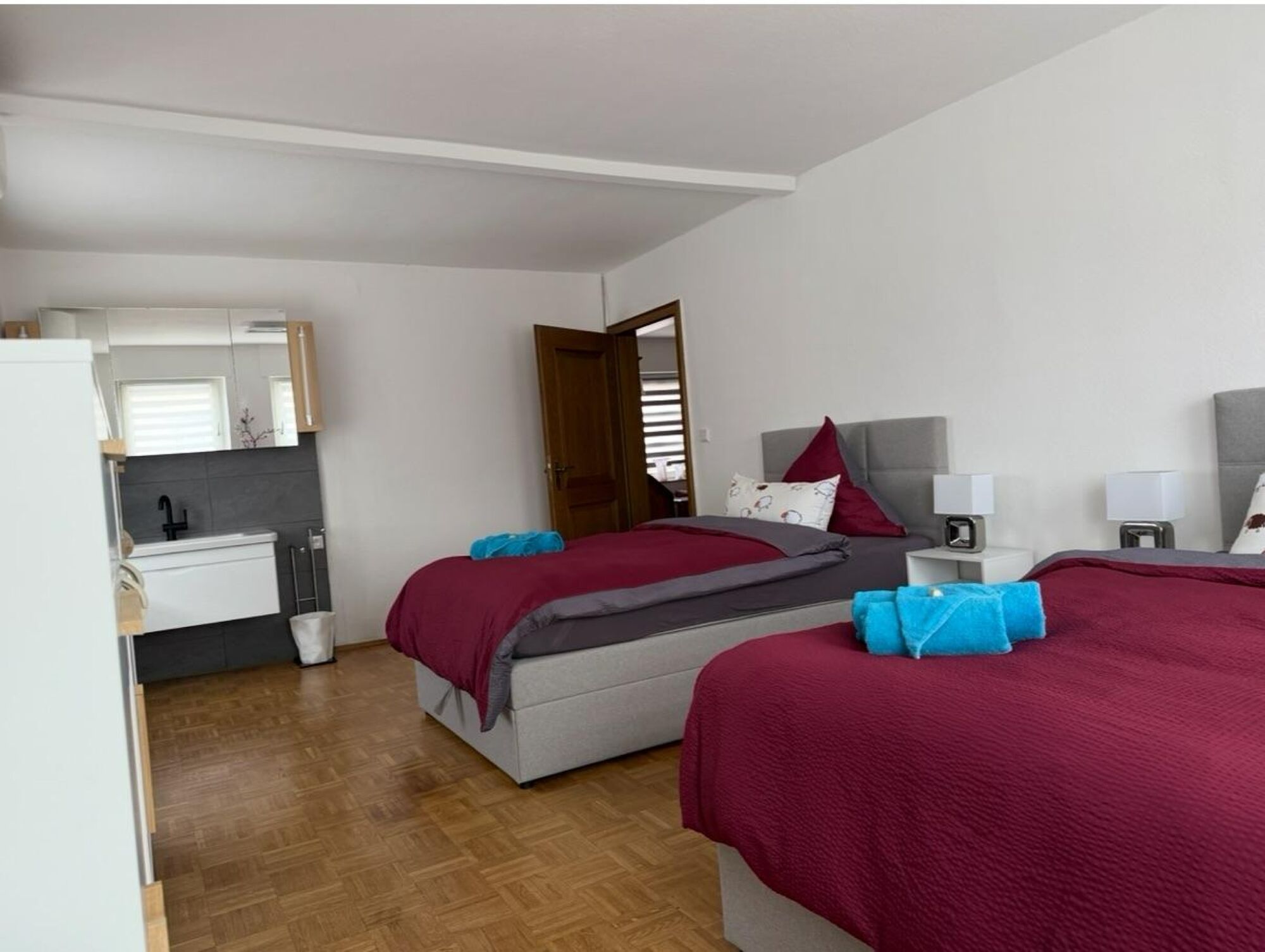 Doppelzimmer mit Waschgelegenheit und Klimaanlage Doppelzimmer mit Waschgelegenheit und Klimaanlage