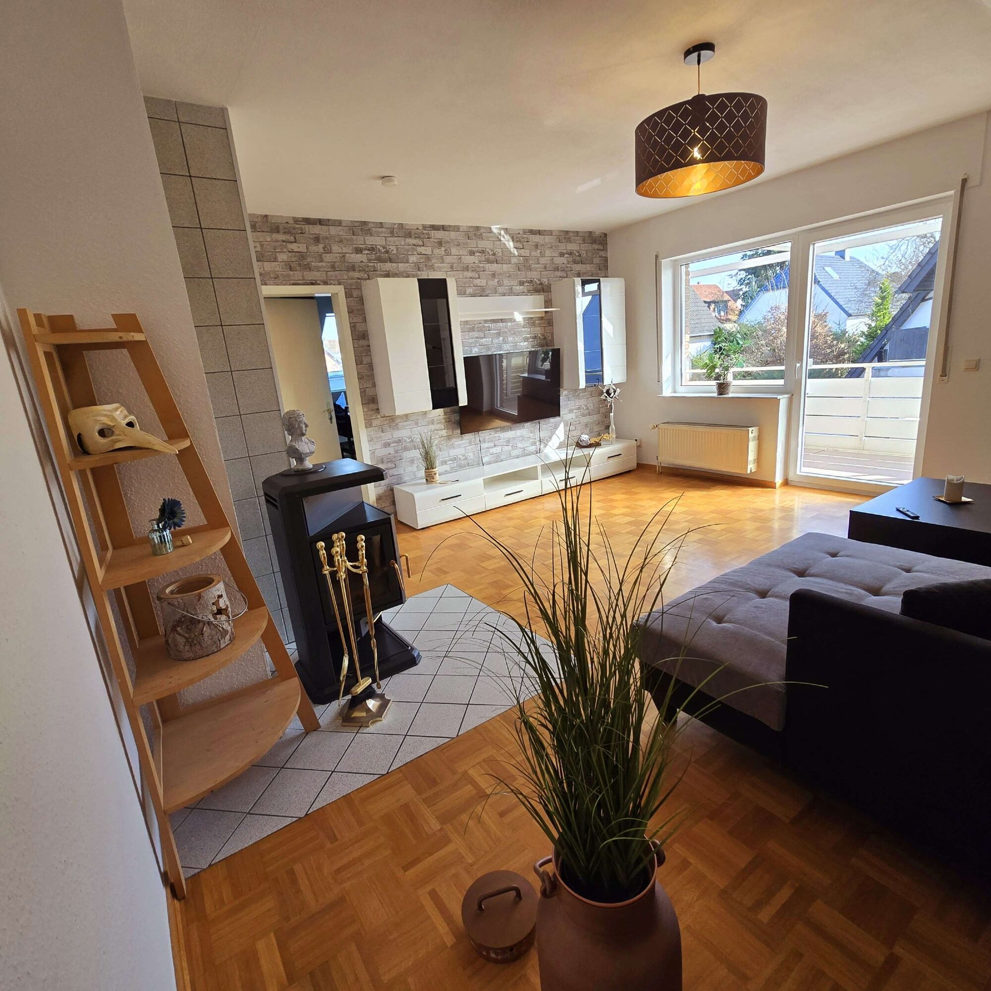 Großzügiges, helles Wohnzimmer der Dachgeschosswohnung mit Smart-TV und Zugang zum Balkon. Großzügiges, helles Wohnzimmer der Dachgeschosswohnung mit Smart-TV und Zugang zum Balkon.
