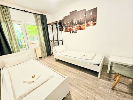AMB Stays 4-Zimmerwohnung Zwei-WC/Bad, Terrasse, Parkplatz, Max. 7 Pers. Bild 1 AMB Stays 4-Zimmerwohnung Zwei-WC/Bad, Terrasse, Parkplatz, Max. 7 Pers. Bild 1