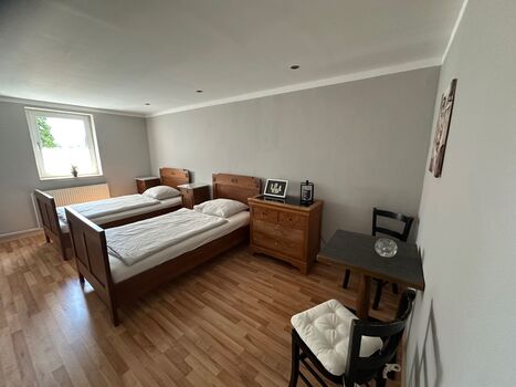 Doppelzimmer mit 2 einzelnen Betten zusammenschiebbar Doppelzimmer mit 2 einzelnen Betten zusammenschiebbar