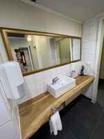Moderne Badezimmer mit Dusche + WC Moderne Badezimmer mit Dusche + WC