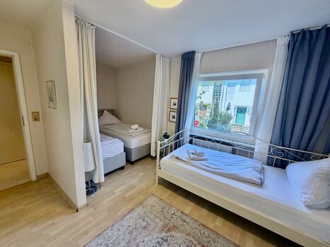 Kleines Apartment mit 3 Einzelbetten, Kitchenette und Badezimmer Kleines Apartment mit 3 Einzelbetten, Kitchenette und Badezimmer