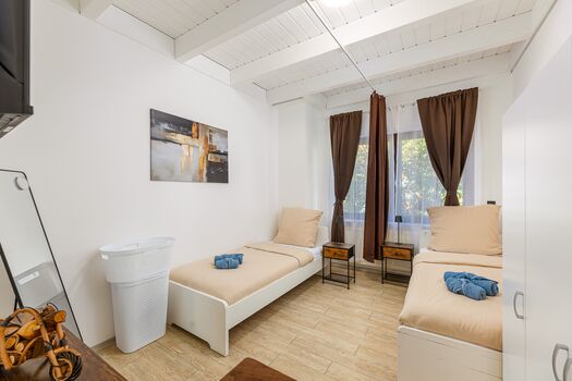 Große Firmenunterkunft, 150 qm, 8 Gäste, 4 SZ, 2 Bäder, 2 Parkplätze Bild 1 Große Firmenunterkunft, 150 qm, 8 Gäste, 4 SZ, 2 Bäder, 2 Parkplätze Bild 1