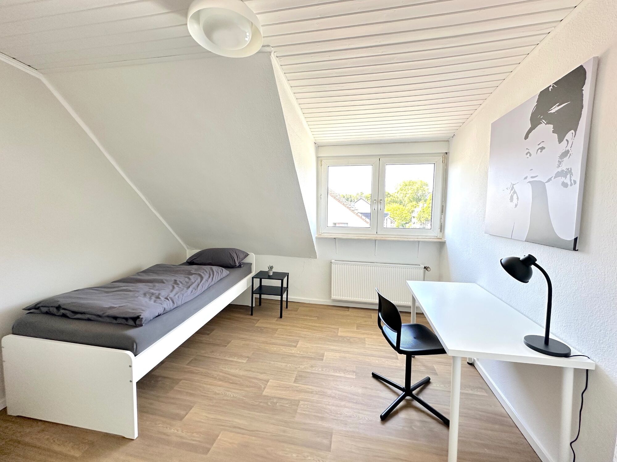 Zimmer 3 mit Schreibtisch Zimmer 3 mit Schreibtisch