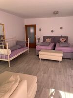 Wohn-Schlafzimmer mit zwei bequemen Boxdpringbetten und einem Einzelbett, eine Couch. Balkonzugang. Wohn-Schlafzimmer mit zwei bequemen Boxdpringbetten und einem Einzelbett, eine Couch. Balkonzugang.