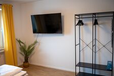 Schlafzimmer mit Smart TV und Netflix Schlafzimmer mit Smart TV und Netflix