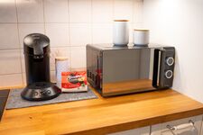Voll ausgestattete Küche mit Mikrowelle und Kaffeemaschine Voll ausgestattete Küche mit Mikrowelle und Kaffeemaschine
