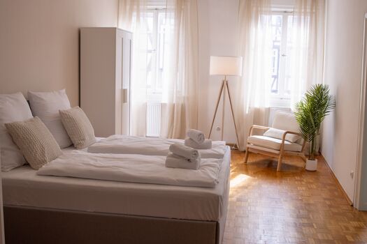 Schlafzimmer für 4 Personen: 1 Doppelbett und ein Stockbett Schlafzimmer für 4 Personen: 1 Doppelbett und ein Stockbett