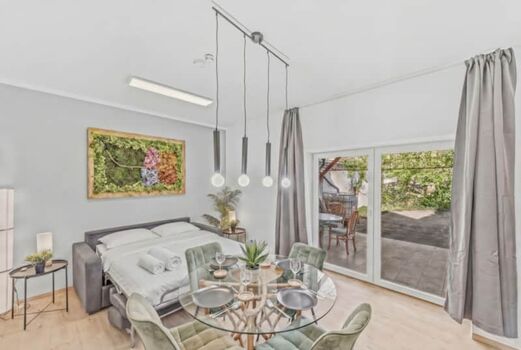 Helles Wohn-/Schlafzimmer mit Moosgemälde & Pendelleuchten – gemütlich nach Feierabend Helles Wohn-/Schlafzimmer mit Moosgemälde & Pendelleuchten – gemütlich nach Feierabend