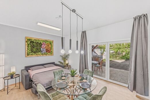 Helles Wohn-/Schlafzimmer mit Moosgemälde & Pendelleuchten – gemütlich nach Feierabend Helles Wohn-/Schlafzimmer mit Moosgemälde & Pendelleuchten – gemütlich nach Feierabend