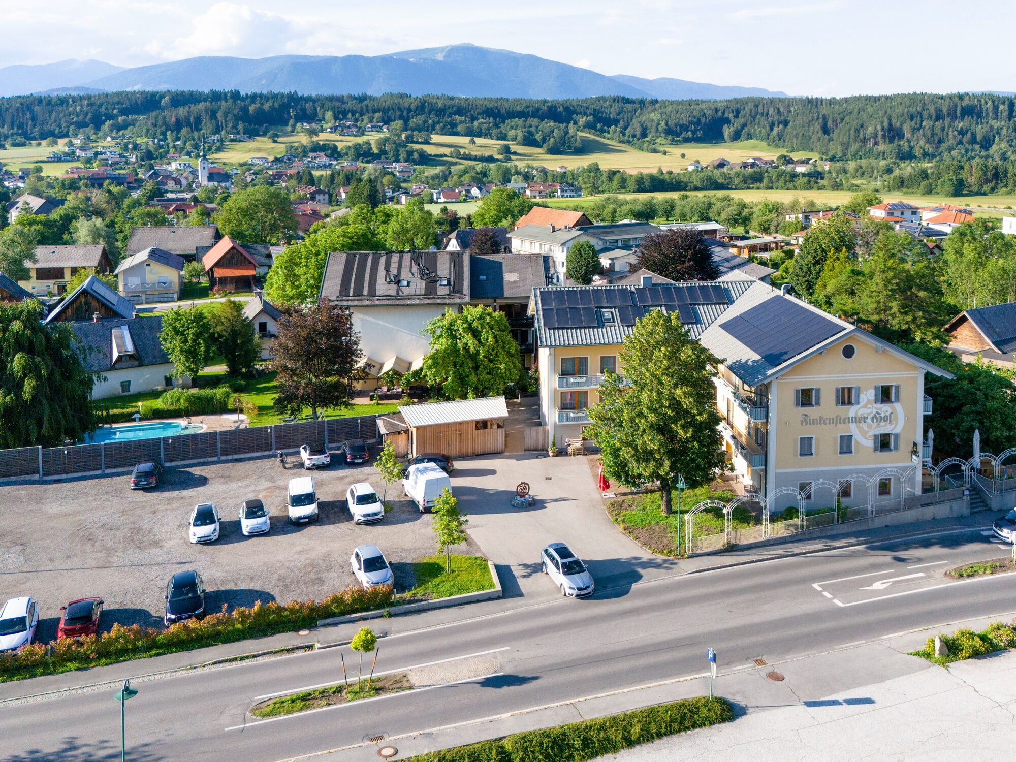 Hotel mit Pool und großem Parkplatz Hotel mit Pool und großem Parkplatz