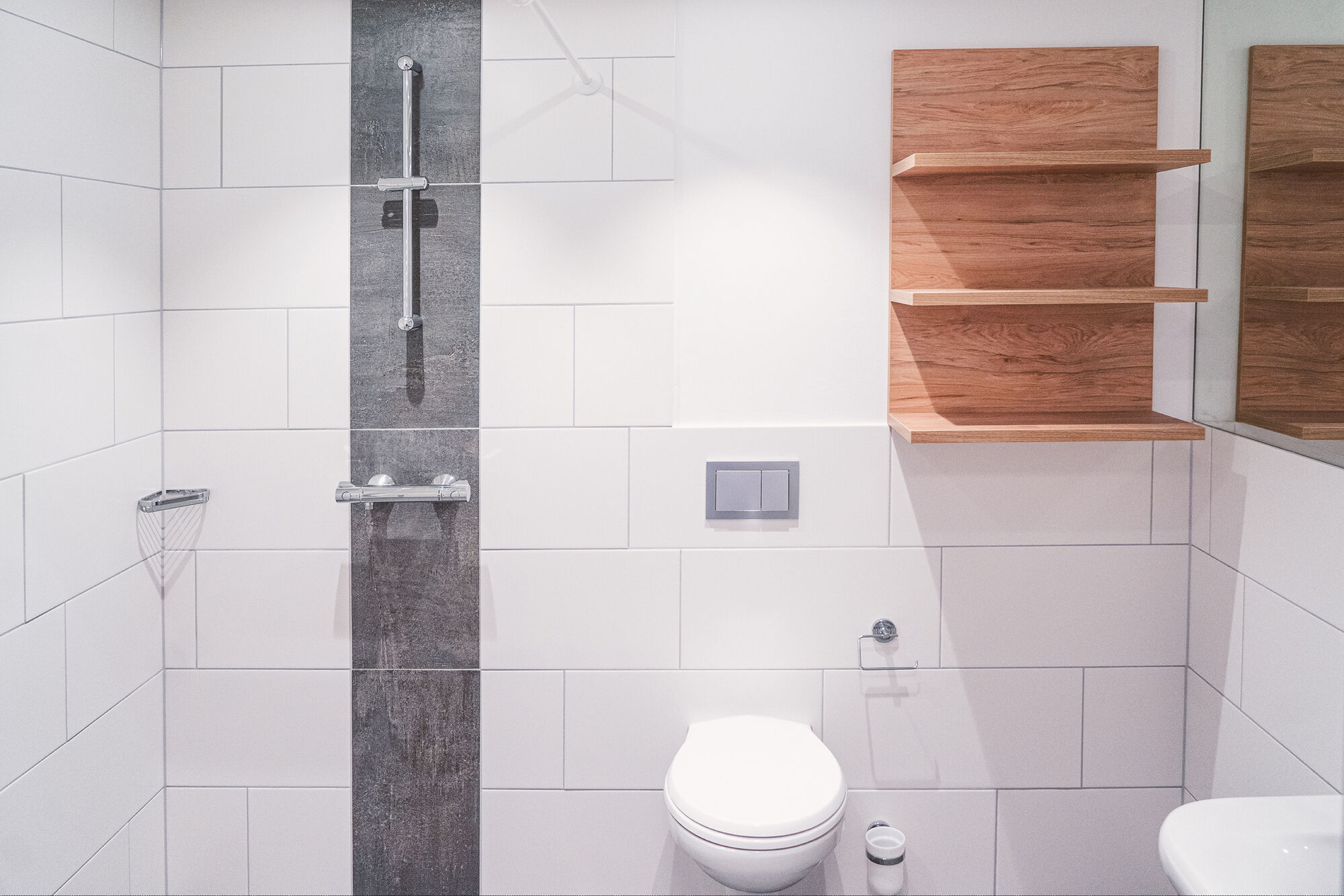 Badezimmer mit begehbarer Dusche Badezimmer mit begehbarer Dusche