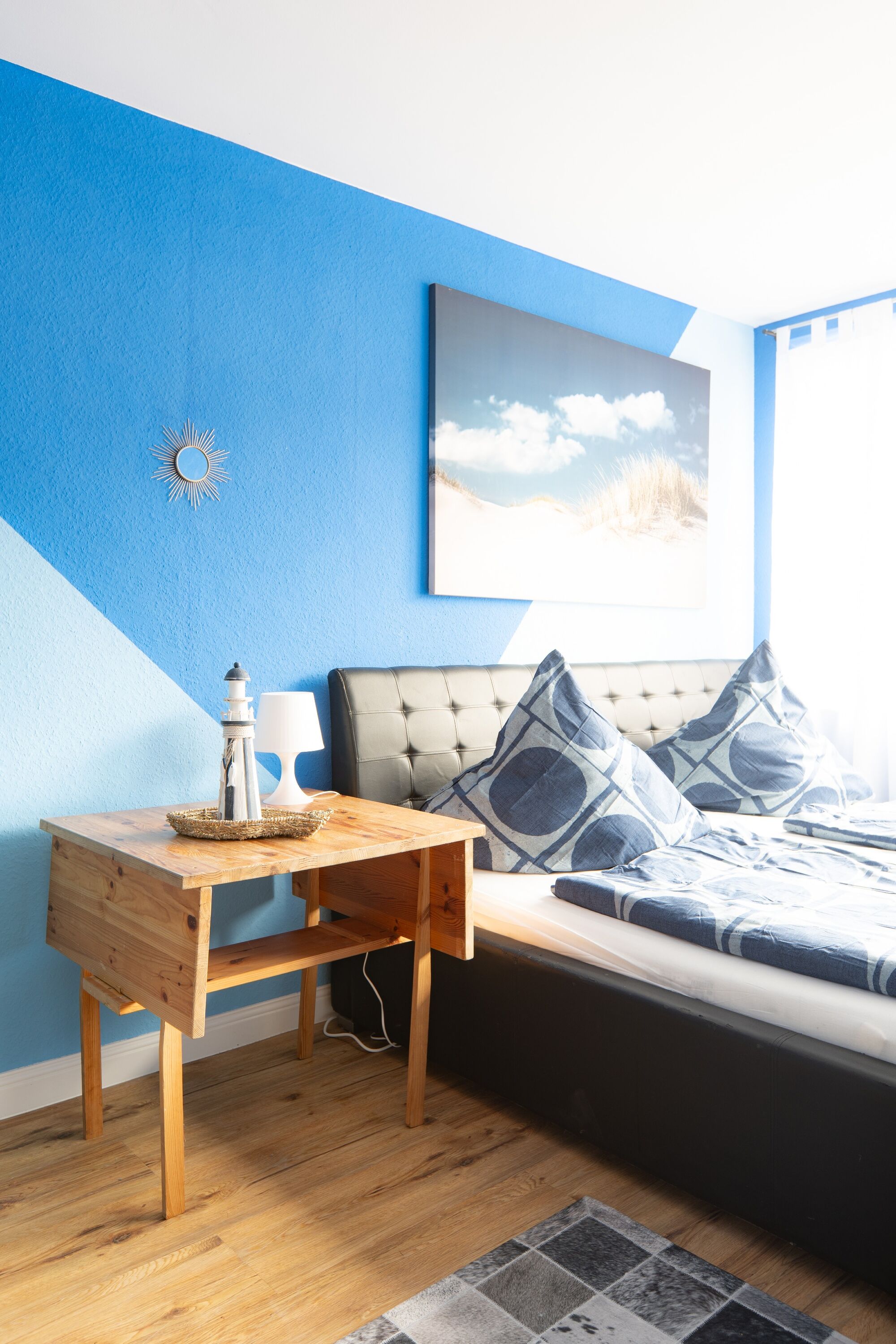 Viel Platz, angenehmes Licht und zwei bequeme Sitzmöglichkeiten – ein Raum für alle, die sich wie zu Hause fühlen möchten. #DuisburgMiete #komfortzimmer #familienfreundlich #modernesWohnen #hellewohnung #gemütlichDuisburg Viel Platz, angenehmes Licht und zwei bequeme Sitzmöglichkeiten – ein Raum für alle, die sich wie zu Hause fühlen möchten. #DuisburgMiete #komfortzimmer #familienfreundlich #modernesWohnen #hellewohnung #gemütlichDuisburg