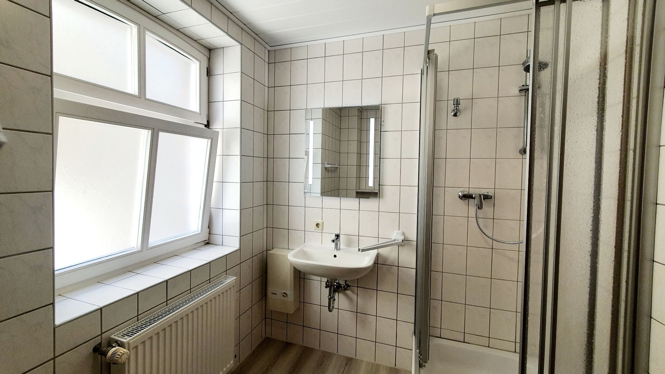 Bad mit Dusche Bad mit Dusche