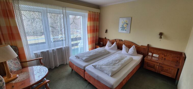 Einzel-/ Doppelzimmer mit eigenem Bad Einzel-/ Doppelzimmer mit eigenem Bad