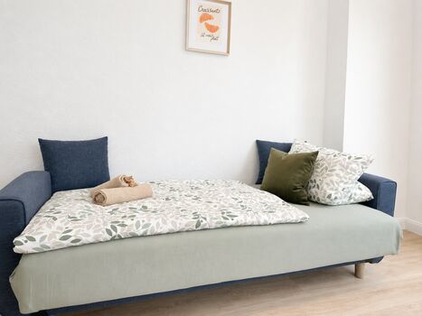 Schlafsofa im Wohn-Essbereich, Esstisch mit Stühle, Smart-TV und WLAN Schlafsofa im Wohn-Essbereich, Esstisch mit Stühle, Smart-TV und WLAN