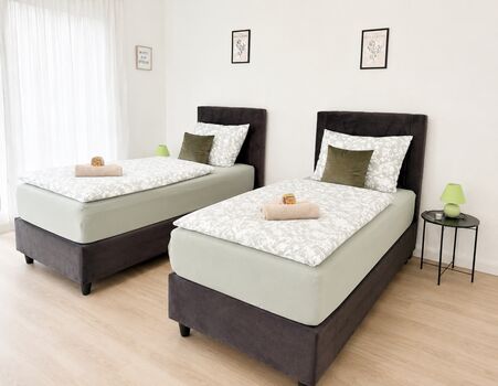 Schlafzimmer mit Sich in den Garten - 2. Einzelbetten, Smart-Tv und Kleiderregal Schlafzimmer mit Sich in den Garten - 2. Einzelbetten, Smart-Tv und Kleiderregal