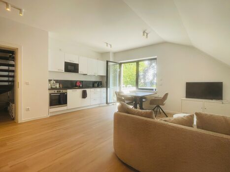 Große voll ausgestattete Wohnung mit Stellplätzen in D-Rath Bild 2 Große voll ausgestattete Wohnung mit Stellplätzen in D-Rath Bild 2