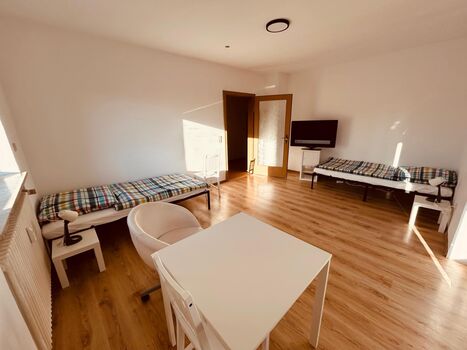 geräumiges Doppelzimmer mit TV und Terrasse geräumiges Doppelzimmer mit TV und Terrasse