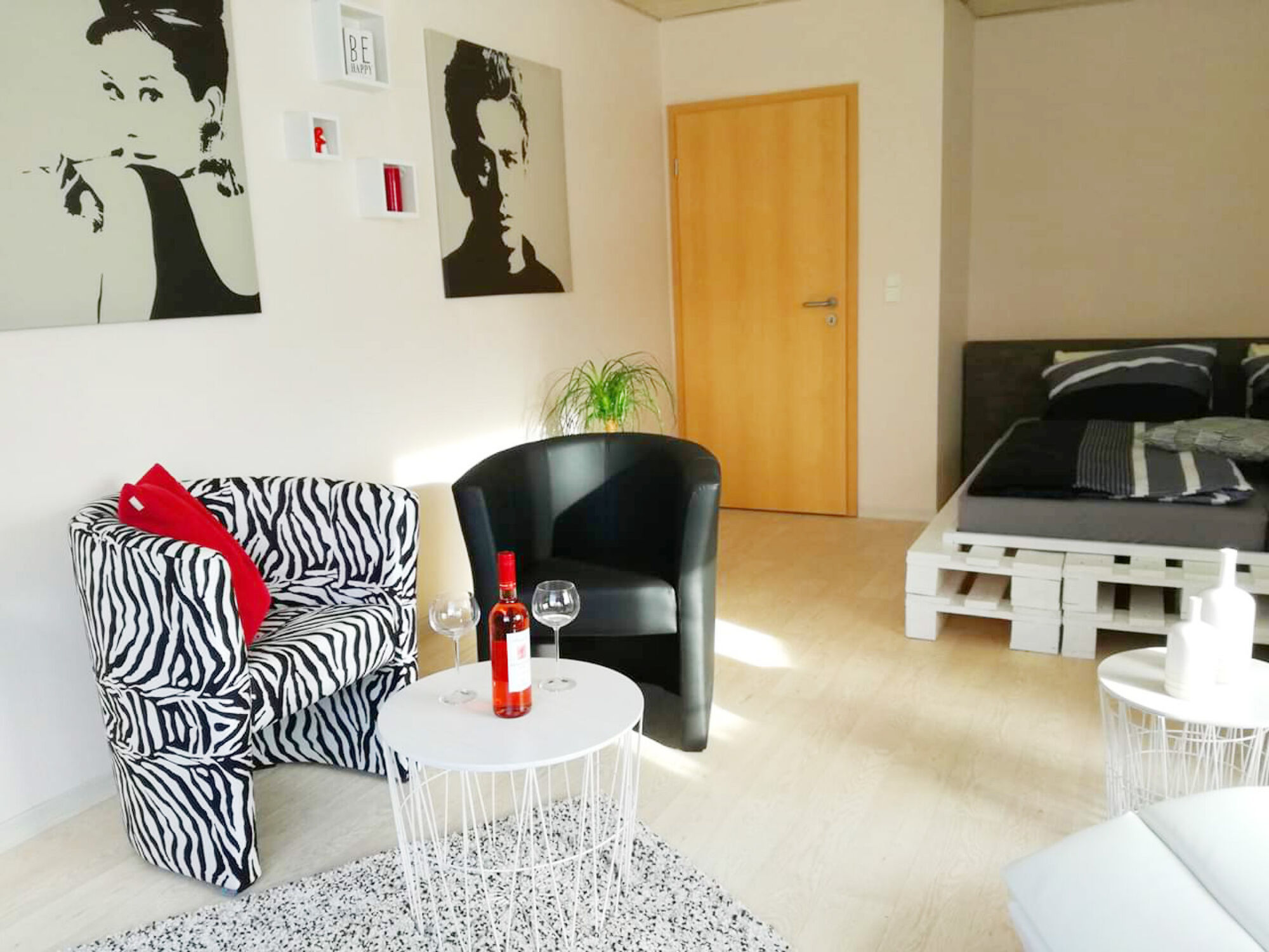 Wohn-Schlafbereich mit Sitzecke und Tisch Wohn-Schlafbereich mit Sitzecke und Tisch