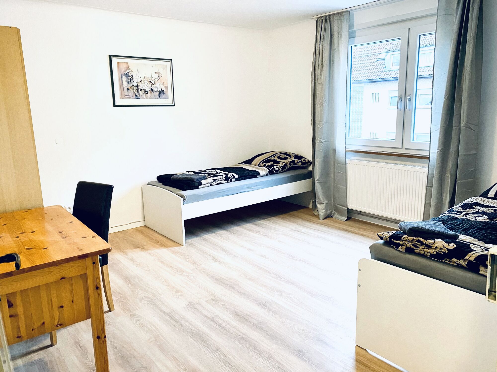 Schlafzimmer 1 - 2 Einzelbetten, Kleiderschrank & Schreibtisch Schlafzimmer 1 - 2 Einzelbetten, Kleiderschrank & Schreibtisch