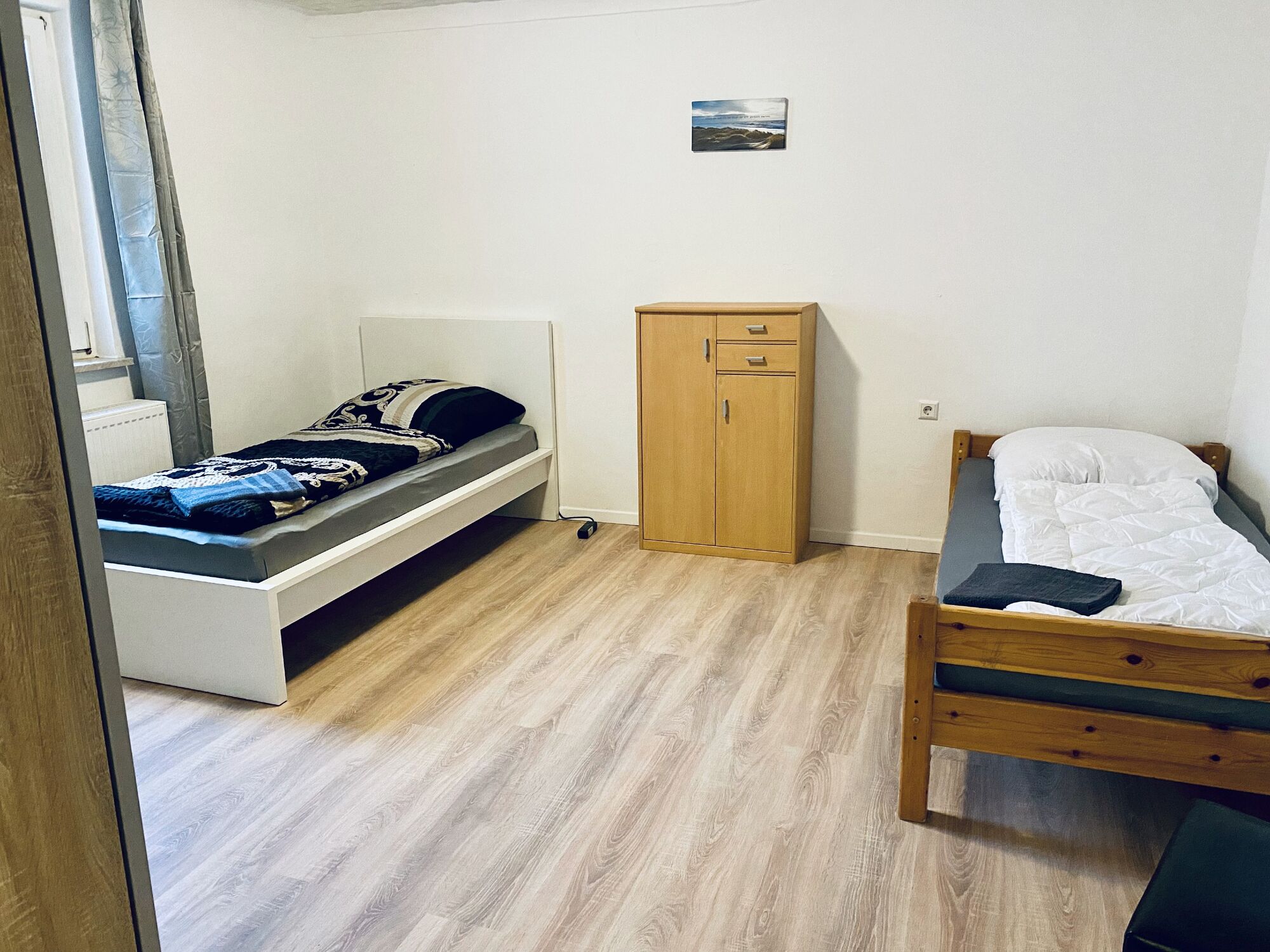 Schlafzimmer 3 - 2 Einzelbetten, Kleiderschrank & Schreibtisch Schlafzimmer 3 - 2 Einzelbetten, Kleiderschrank & Schreibtisch