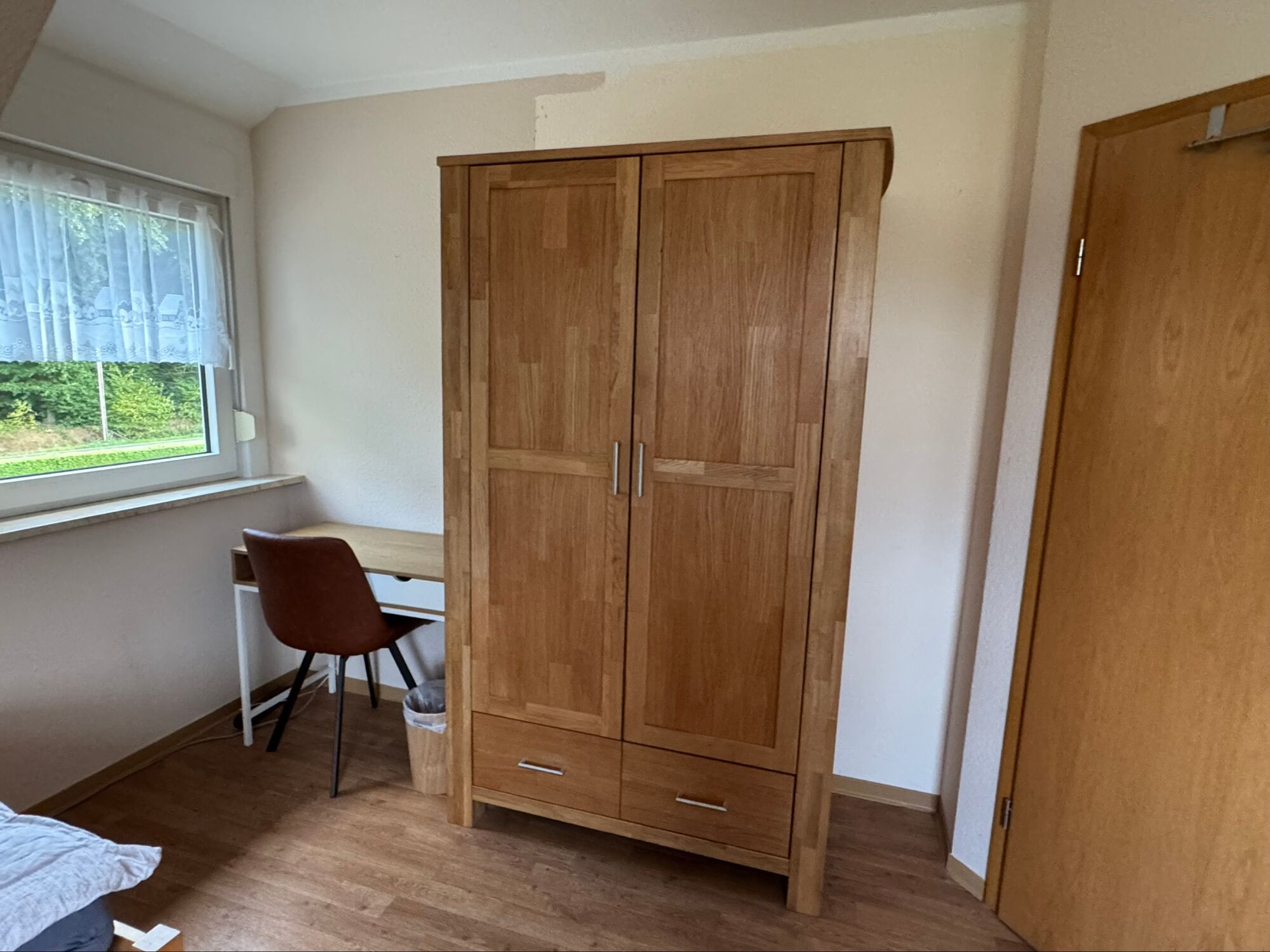 Schlafzimmer mit Schrank und Arbeitsplatz Schlafzimmer mit Schrank und Arbeitsplatz