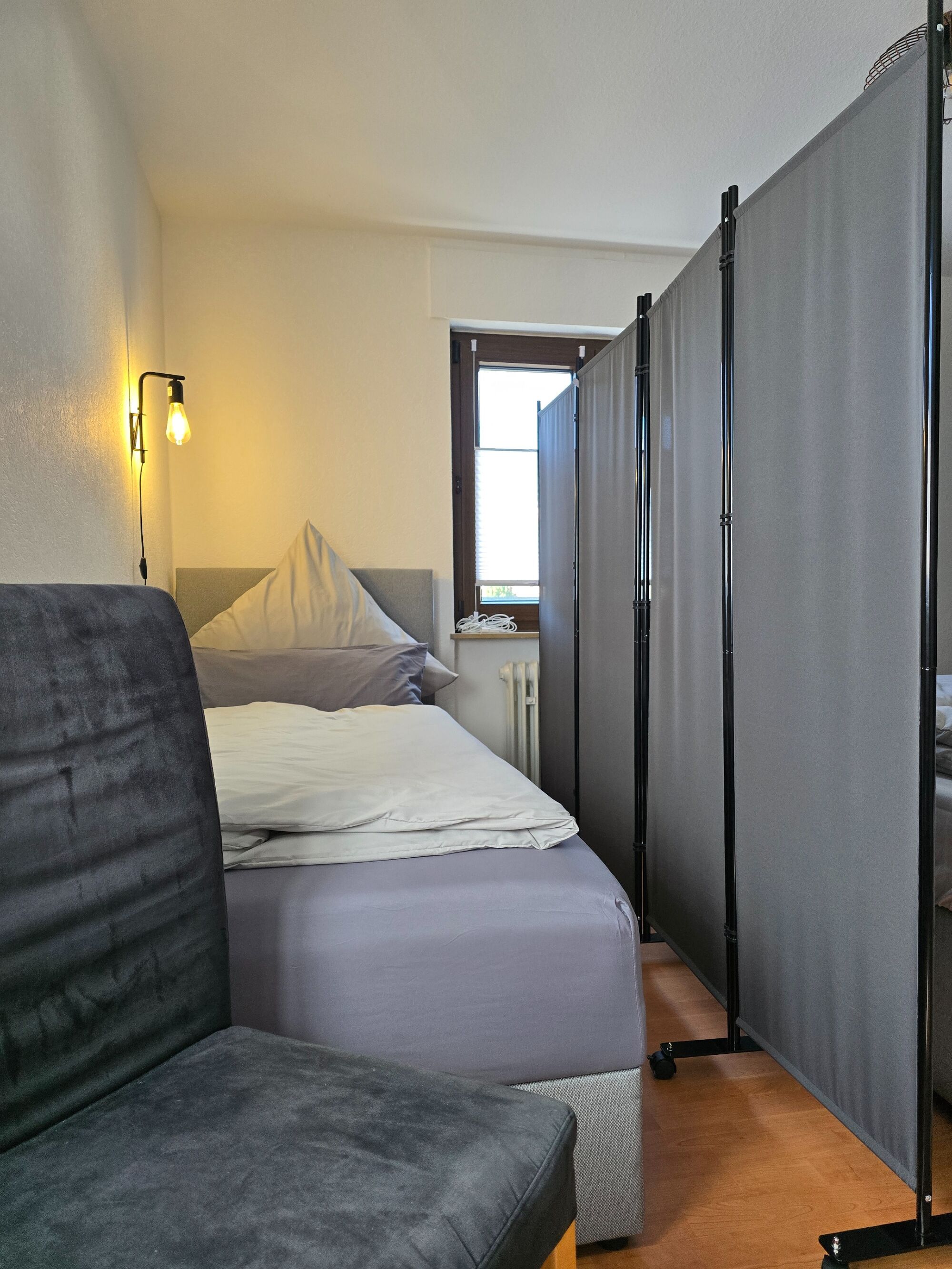 Einzelbett mit Sichtschutz für mehr Privatsphäre  Einzelbett mit Sichtschutz für mehr Privatsphäre