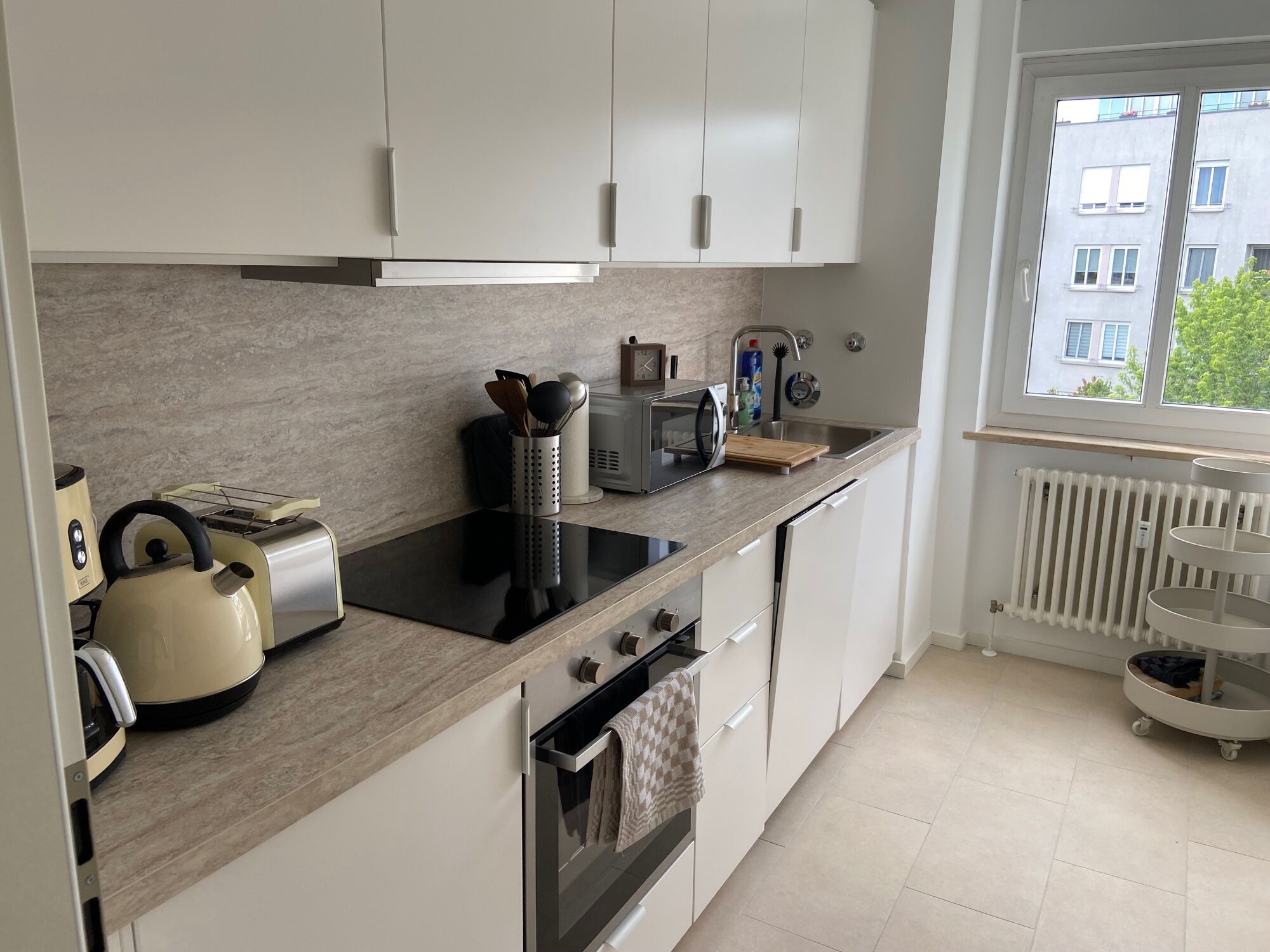 Komplett ausgestattete Küche mit Kühlschrank, Herd, Backofen, Mikrowelle, Kaffeemaschine, Toaster, Wasserkocher, Geschirr, Besteck, Teller, Gläser, Geschirrspülmaschine Komplett ausgestattete Küche mit Kühlschrank, Herd, Backofen, Mikrowelle, Kaffeemaschine, Toaster, Wasserkocher, Geschirr, Besteck, Teller, Gläser, Geschirrspülmaschine