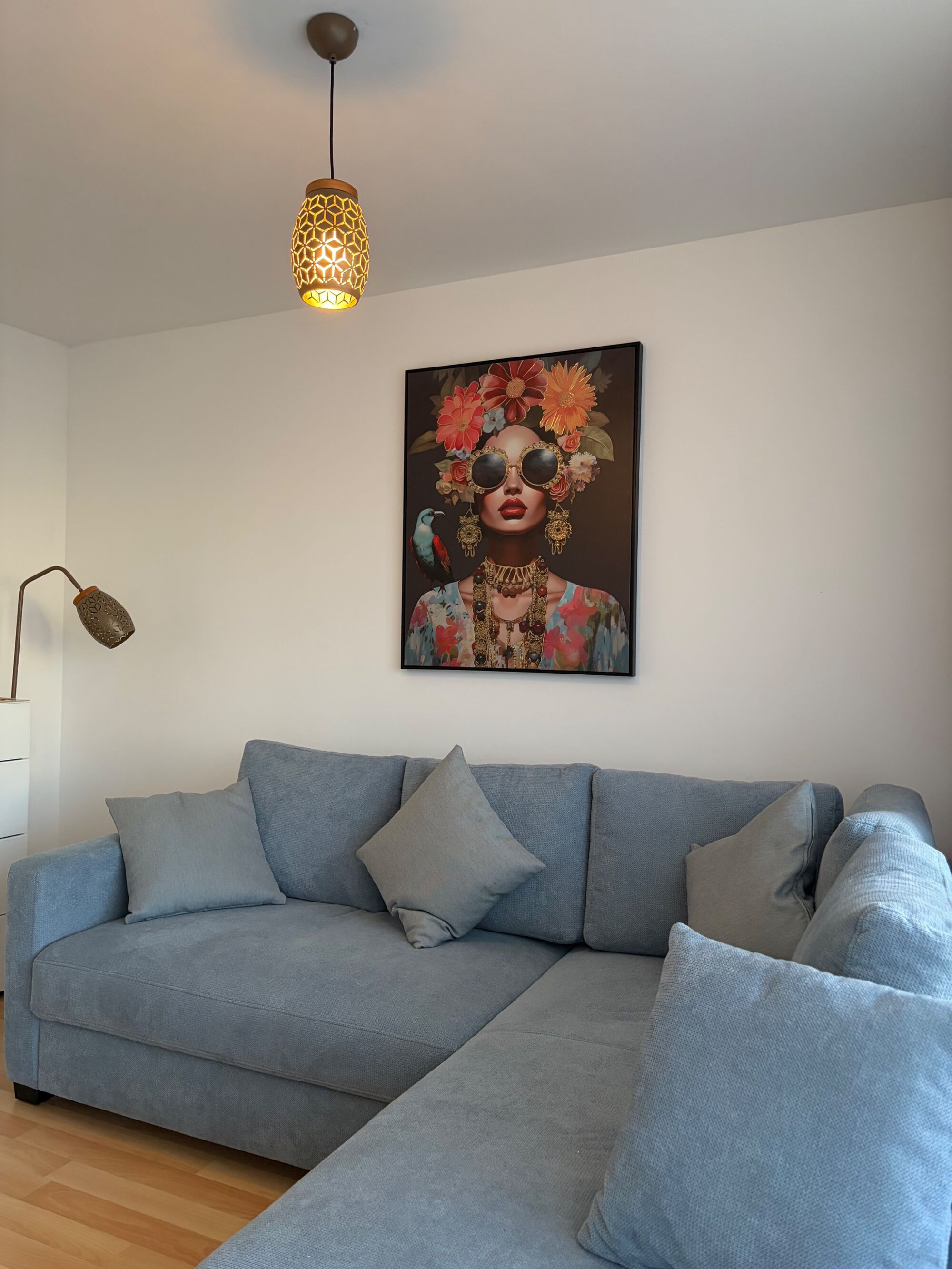Wohnzimmer mit Schlafcouch; Verdunklung, Fernseher, Esstisch für 4 Personen Wohnzimmer mit Schlafcouch; Verdunklung, Fernseher, Esstisch für 4 Personen