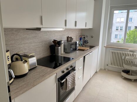 Komplett ausgestattete Küche mit Kühlschrank, Herd, Backofen, Mikrowelle, Kaffeemaschine, Toaster, Wasserkocher, Geschirr, Besteck, Teller, Gläser, Geschirrspülmaschine Komplett ausgestattete Küche mit Kühlschrank, Herd, Backofen, Mikrowelle, Kaffeemaschine, Toaster, Wasserkocher, Geschirr, Besteck, Teller, Gläser, Geschirrspülmaschine