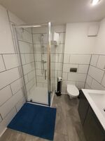Bad mit fast ebenerdiger Dusche Bad mit fast ebenerdiger Dusche