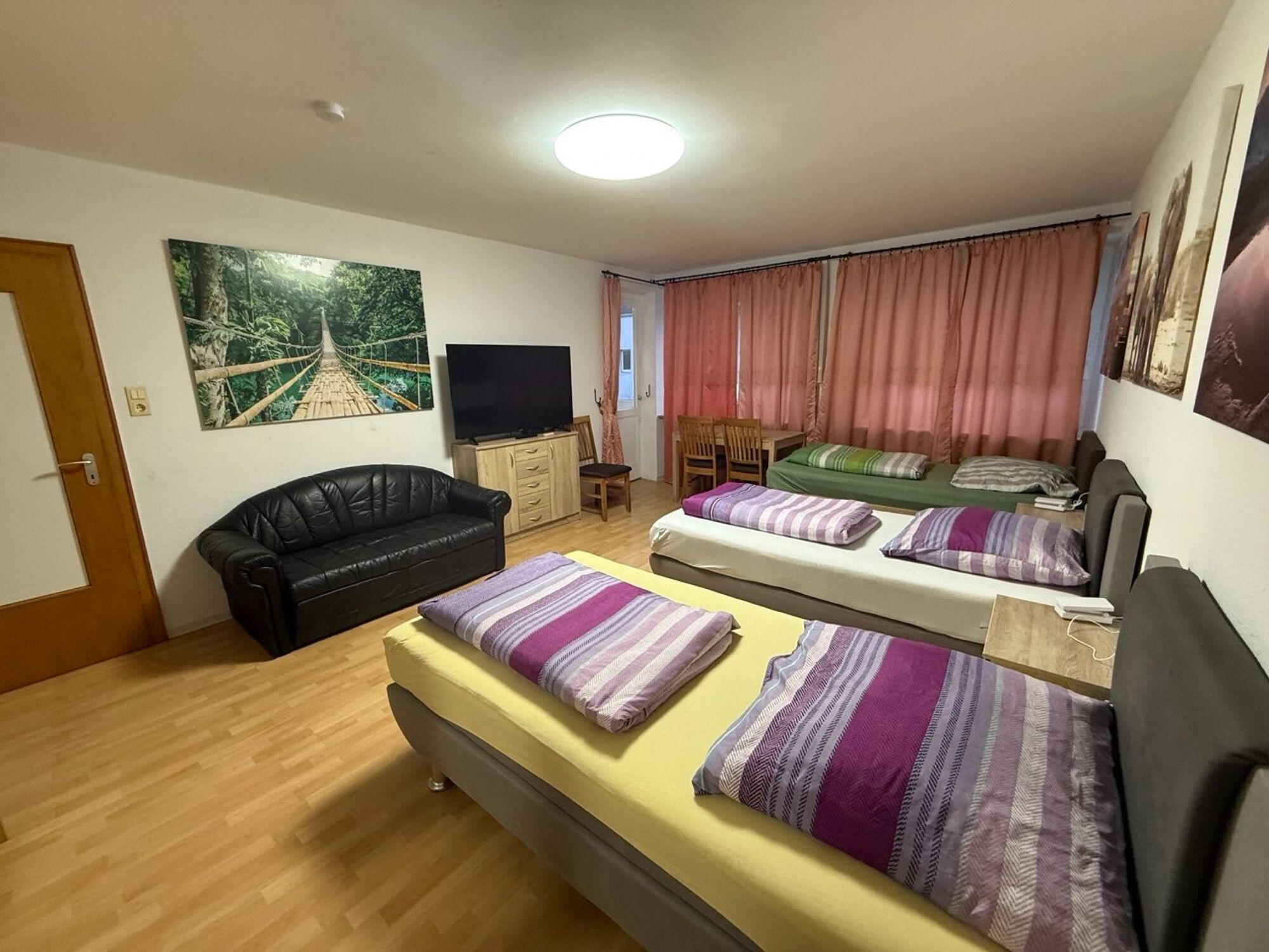 3-Bett-Zimmer mit Sofa 3-Bett-Zimmer mit Sofa